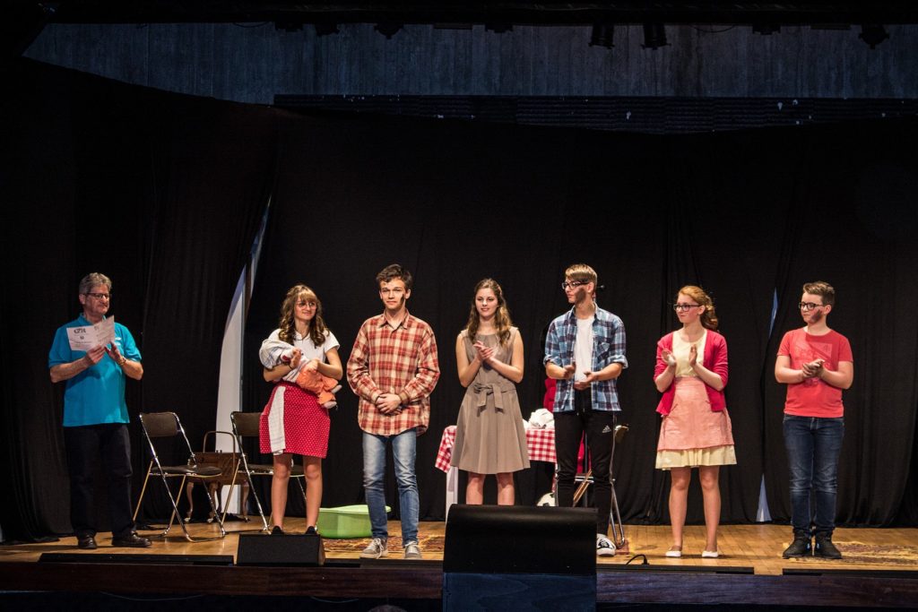 La troupe des jeunes de la section théâtrale du cercle Aloysia de Soufflenheim